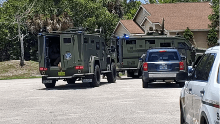 El equipo SWAT, la unidad de bombas, el equipo de drones y los negociadores respondieron a la escena y pidieron a las personas que evitaran el área. 
<br>