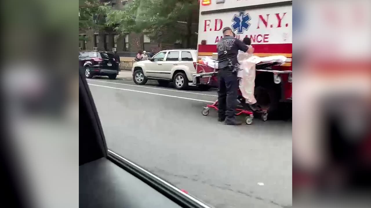 Madre salta al vacío después de lanzar a sus dos hijos por la ventana de apartamento en Brooklyn