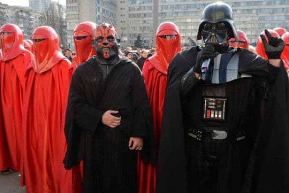 Como parte de una protesta, hombres vestidos de rojo llegaron al referido edificio en Kiev.