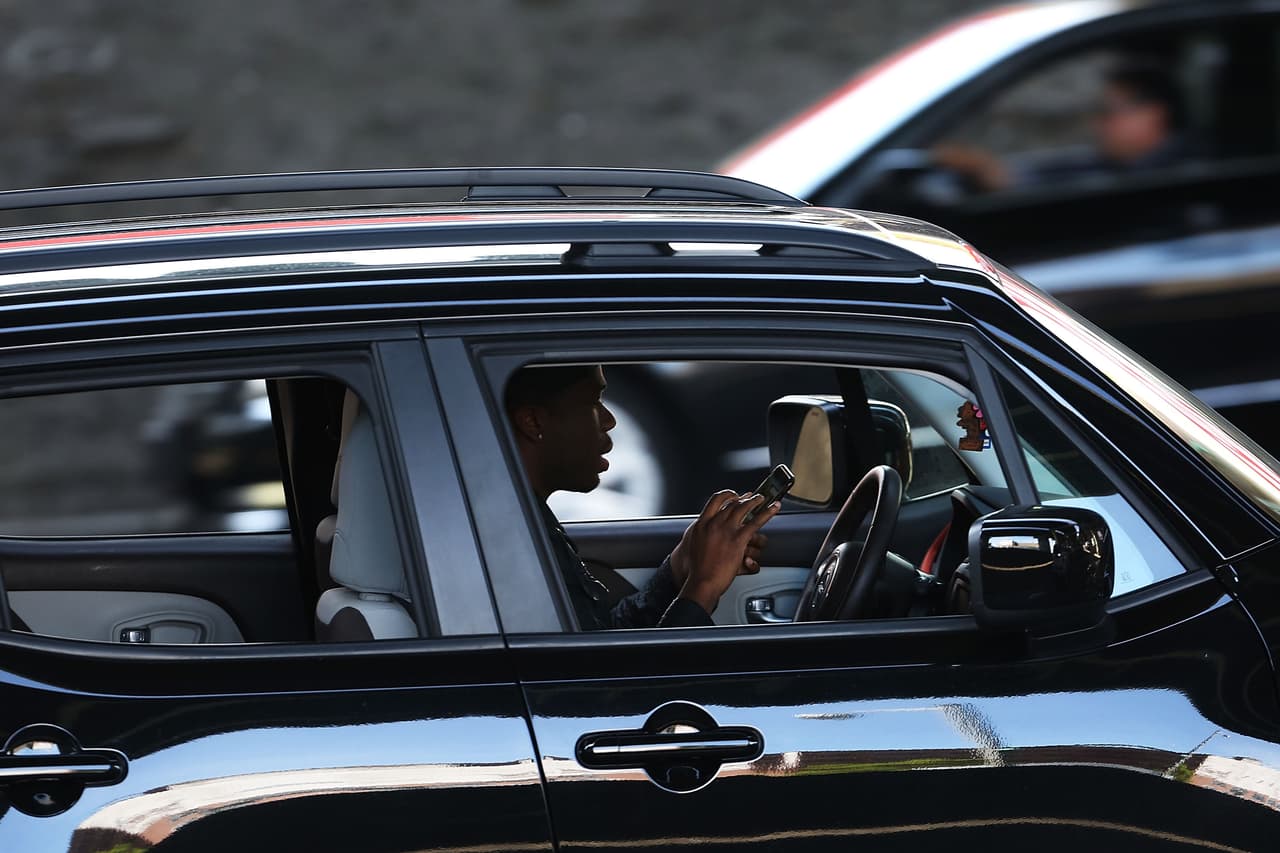 A nivel nacional, al menos 3,450 personas murieron solo en 2016 debido a conducir distraídos, según datos de la 
<a href="https://www.nhtsa.gov/es/conducir-de-forma-riesgosa/distraccion-al-conducir" target="_blank">Administración Nacional de Seguridad del Tráfico en las Carreteras</a>.