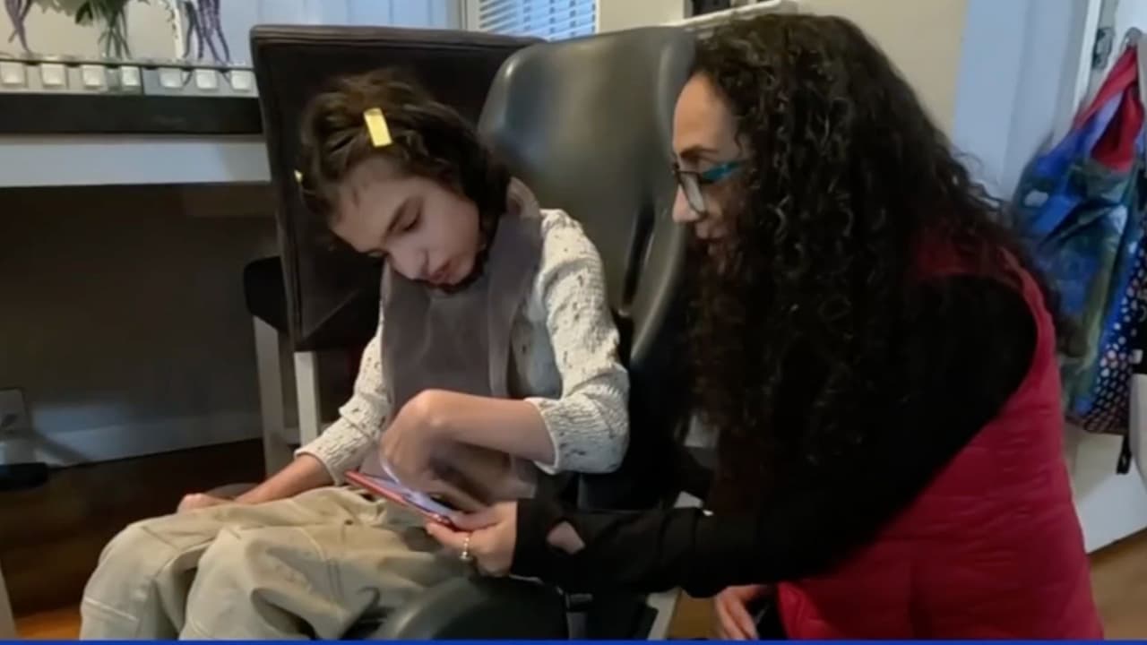 Madre teme por el futuro de sus hijos con discapacidad tras orden para desmantelar el Departamento de Educación