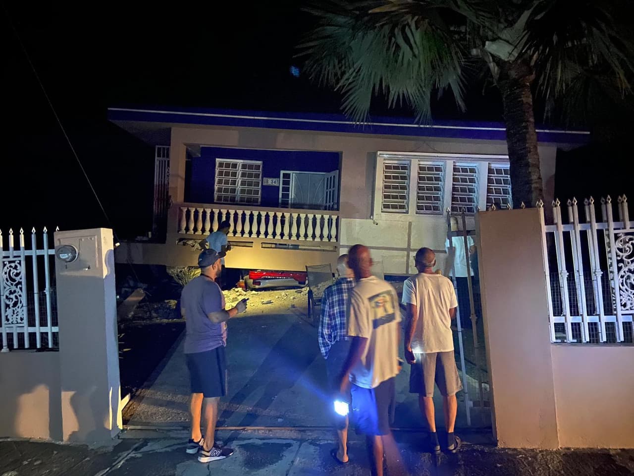 Carro quedó aplastado tras casa caerle encima en Yauco.