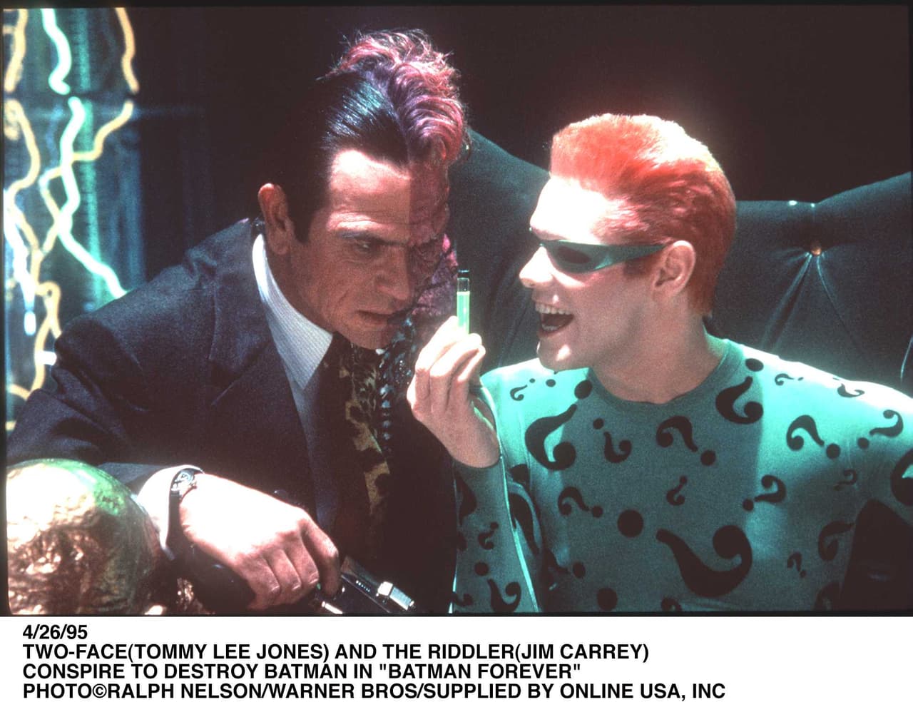 También estuvo a cargo de dos películas de Batman. La primera fue 'Batman forever' 
<b><a href="https://www.univision.com/famosos/preocupa-la-salud-de-val-kilmer-fotos#eb2d19620000" target="_blank">con Val Kilmer</a></b>, en el papel del famoso súper héroe; Chris O'Donnell, como Robin, y 
<b><a href="https://www.univision.com/shows/despierta-america/jim-carrey-es-nuevamente-acusado-de-causar-la-muerte-de-su-ex-novia-video" target="_blank">Jim Carrey </a></b>como 'El Acertijo' (derecha).
<br>