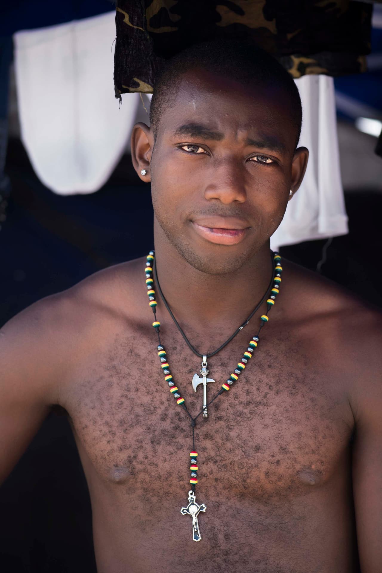 Francisco tiene 26 años y es de Senegal donde trabajaba de carpintero. Ahora está solo en Costa Rica porque sus amigos cruzaron con la ayuda de coyotes a Nicaragua para seguir avanzando en su intento de alcanzar EEUU.