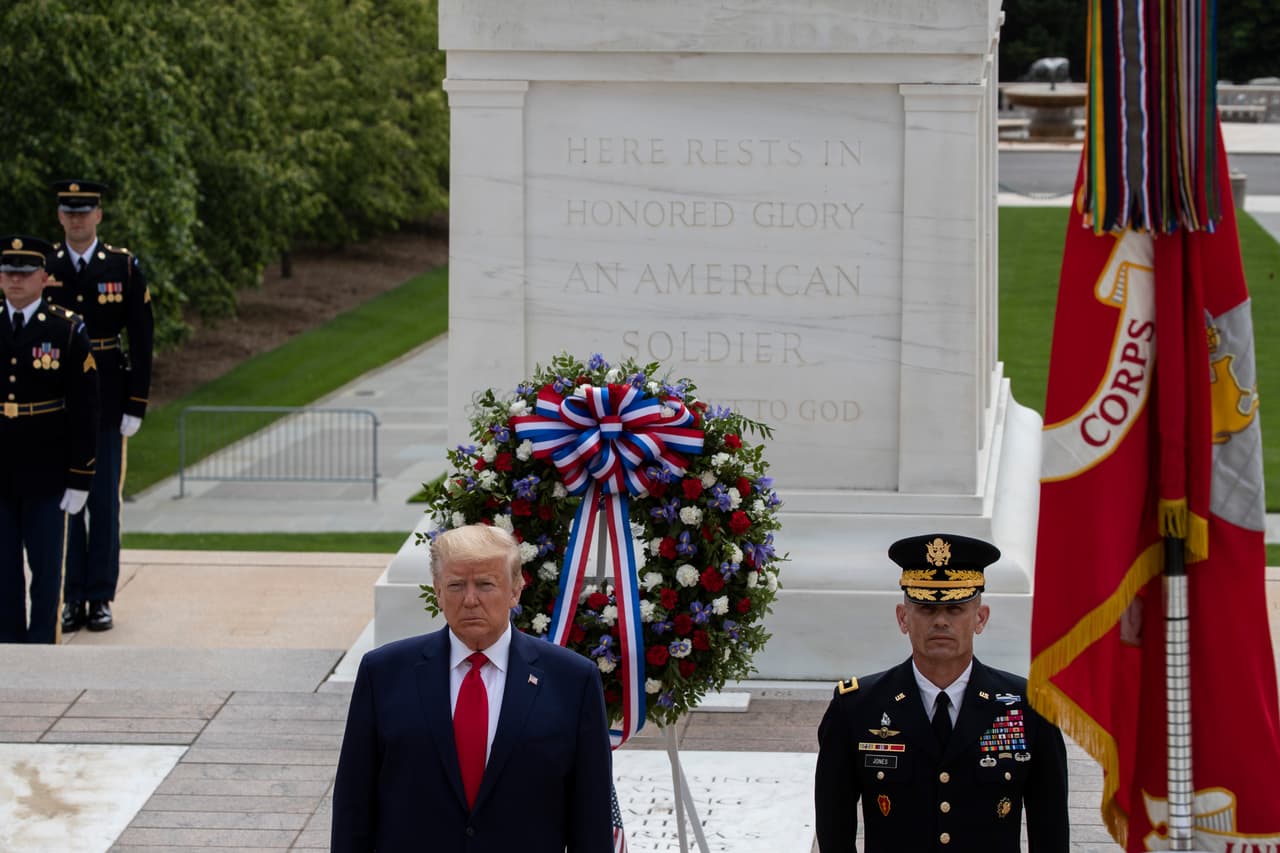 El presidente Trump celebró un acto en Arlington y otro en Baltimore, a pesar de la oposición del alcalde que pidió a Trump no acudir por la situación que se vive en la ciudad por el coronavirus.
<br>