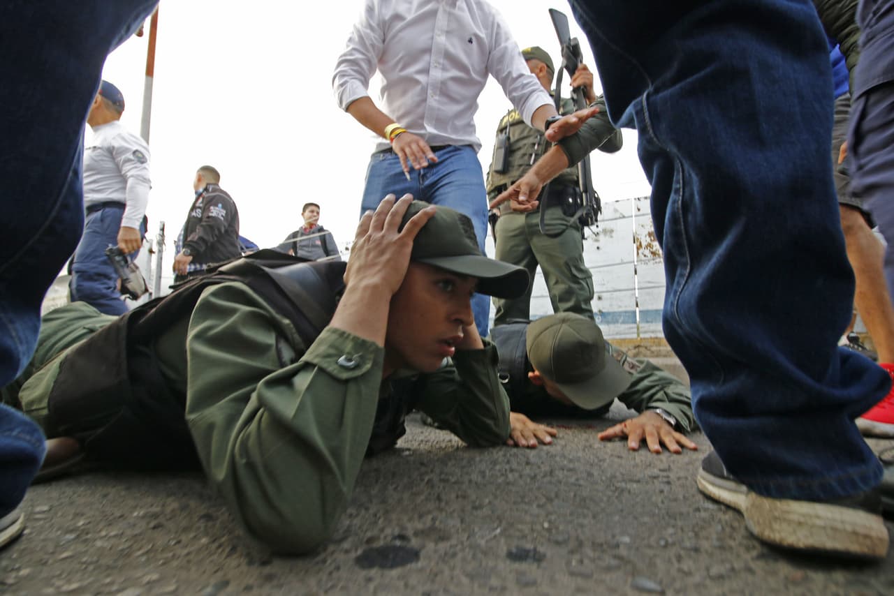 Los militares venezolanos que desertaron cuando fueron recibidos por la policía colombiana. Luego de esta deserción el presidente interino Juan Guaidó dijo vía Twitter que dejaba sin efecto la calificación de Traidores a la Patria, para efectivos militares que crucen la frontera.