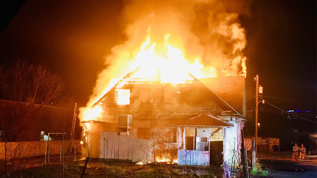 Incendio deja a dos personas heridas y provoca daños en dos viviendas