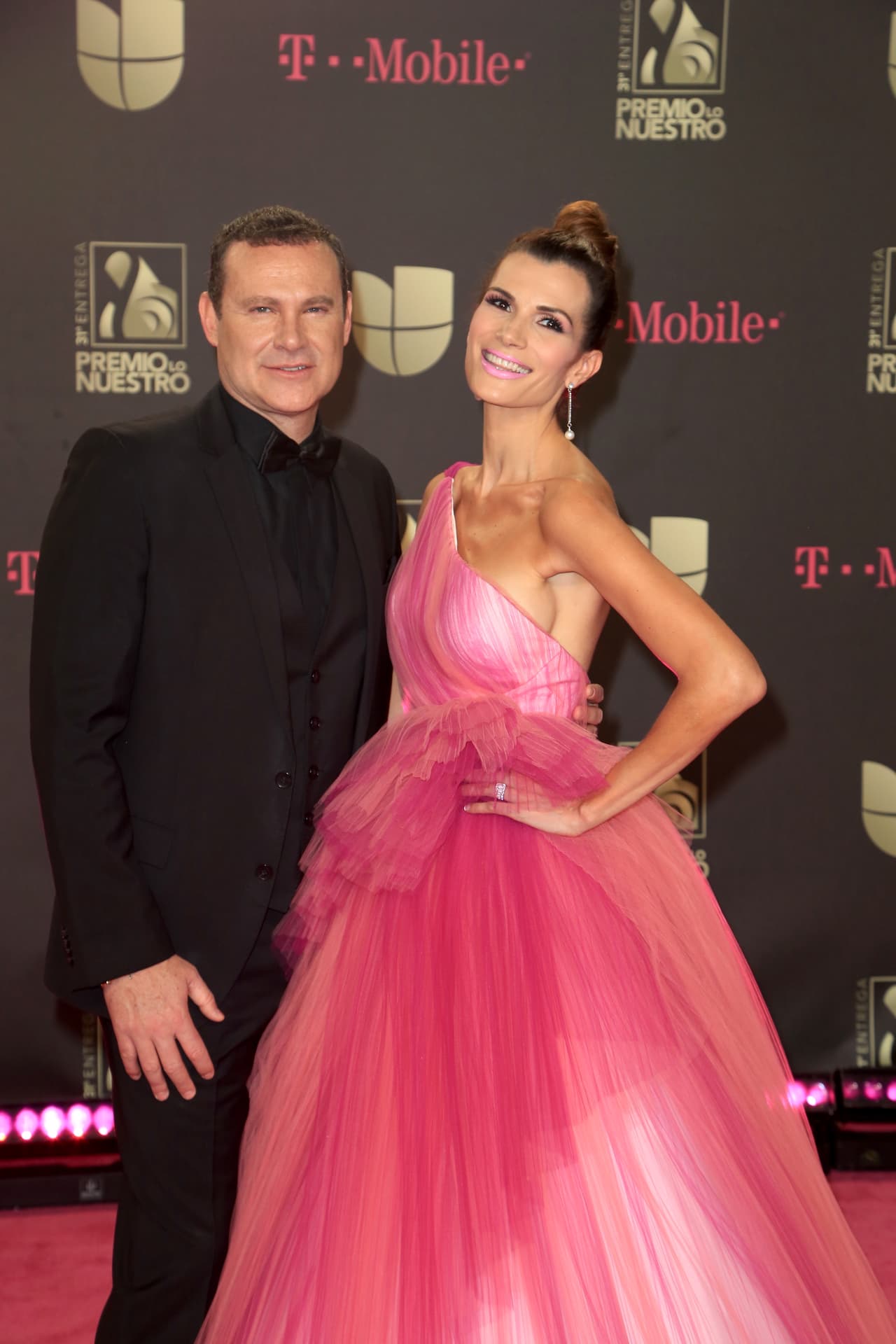 Nuestro querido Alan Tacher y su esposa Cristina Bernal, de los más enamorados y elegantes de la noche.