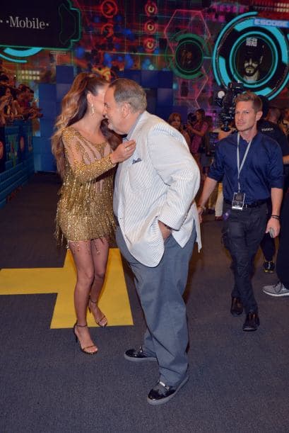 Estuvimos de stalkers tras Ninel Conde, desde los ensayos. Te invitamos a ver su recorrido por Premios Juventud 2015.