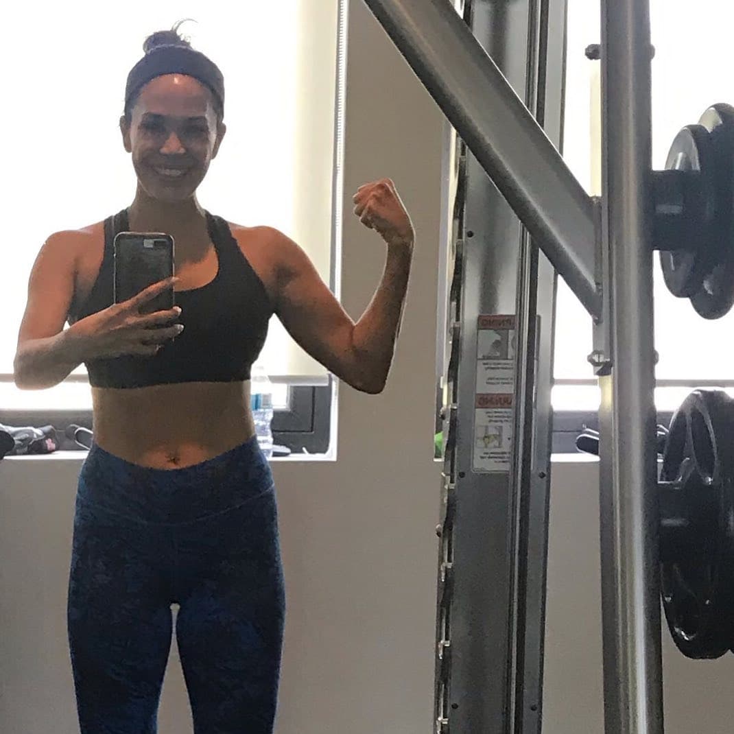 Estos ejercicios de pierna te ayudarán a redondear la cadera y los muslos. Además, recuerda que debes realizarlos sin parar para que funcionen, dejando un descanso de 30 segundos entre ejercicio.