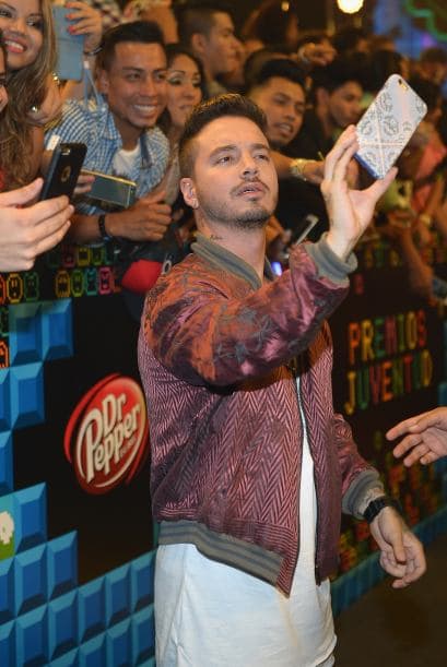 Nos encantan los selfies. We can't get enough of them! Y si no, pregúntenle a los que desfilaron la alfombra de Premios Juventud.