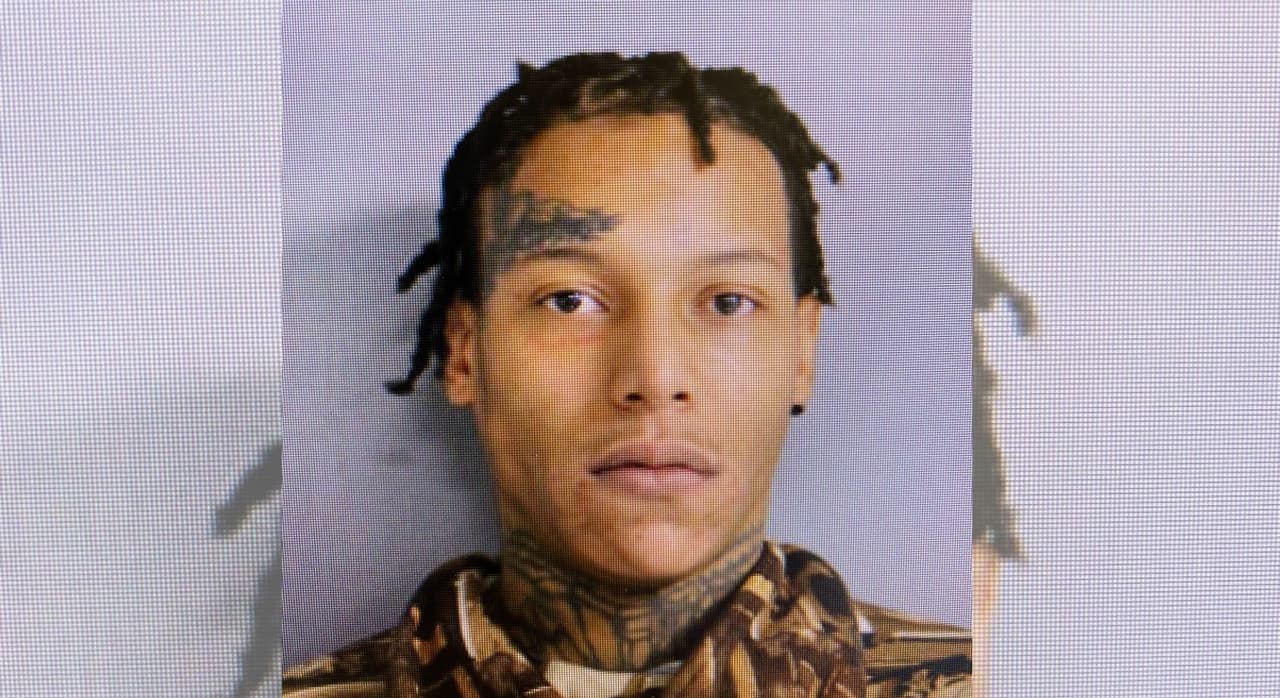 Sujeto es detenido mientras robaba y se le escapa a la policía en Chicago