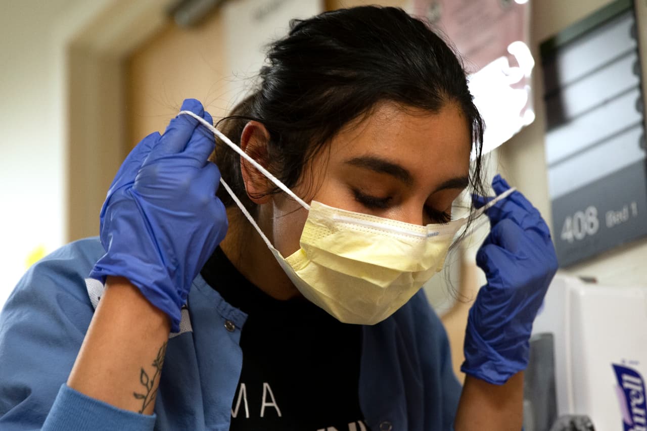 La enfermera Liliana Palacios se quita cuidadosamente la máscara y los equipo de protección después de atender a un paciente con covid-19 en la unidad de cuidados intensivos de un hospital de Seattle, Washington, el 7 de mayo. 
<br>
<br>En 1854, Florence Nightingale llevó 38 enfermeras voluntarias para cuidar a los soldados durante la Guerra de Crimea. Fue la primera en organizar a este personal y proporcionar funciones y responsabilidades estandarizadas para la profesión, por ello se le atribuye la fundación de enfermería profesional moderna. 
<br>