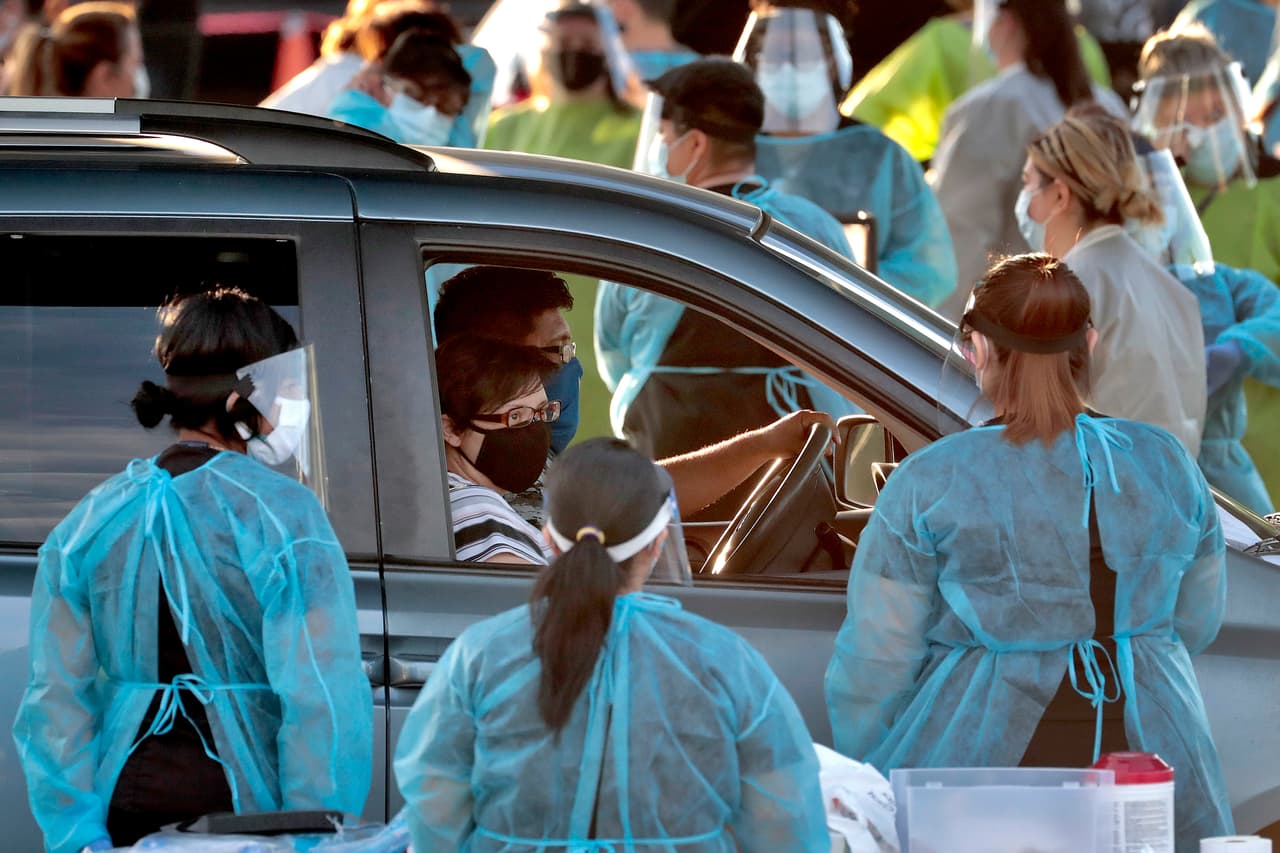 <b>Arizona.</b> Casi un millar de personas hicieron fila el 27 de junio en un evento masivo de pruebas en una zona de la ciudad de Phoenix donde predomina la población hispana y afroestadounidense, 
<a href="https://www.cdc.gov/coronavirus/2019-ncov/need-extra-precautions/racial-ethnic-minorities.html"><u>las más vulnerables a la pandemia según los CDC</u></a>. 
<br>
<br>En este estado el número de pacientes hospitalizados por covid-19 superó la cifra de 3,200 y los hospitales operan al 89% de su capacidad.