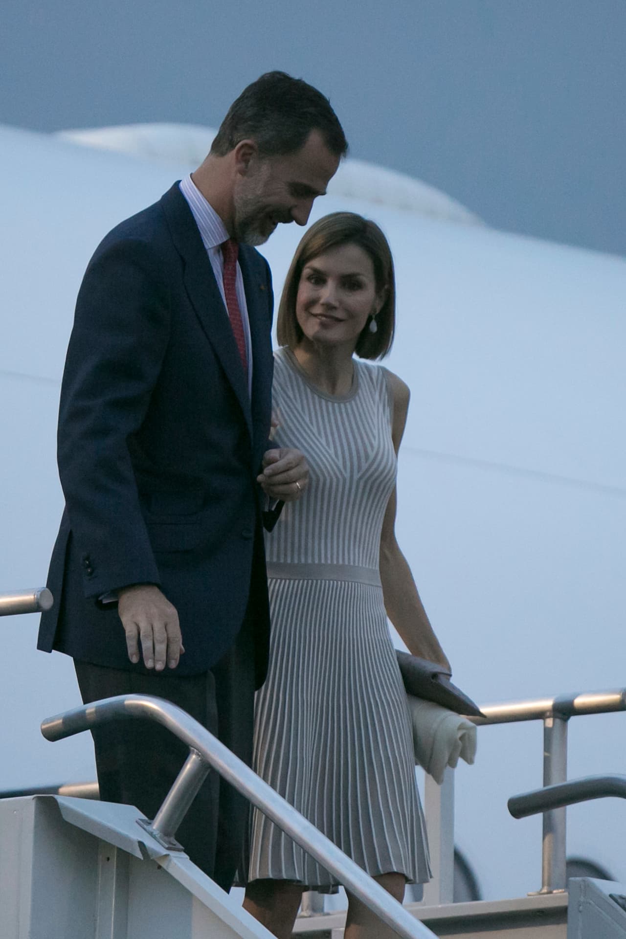 Al arribar a México, la reina Letizia al brazo del rey Felipe VI optó por un vestido Huggo Boss en color arena. Su atuendo fue muy discreto y sencillo.