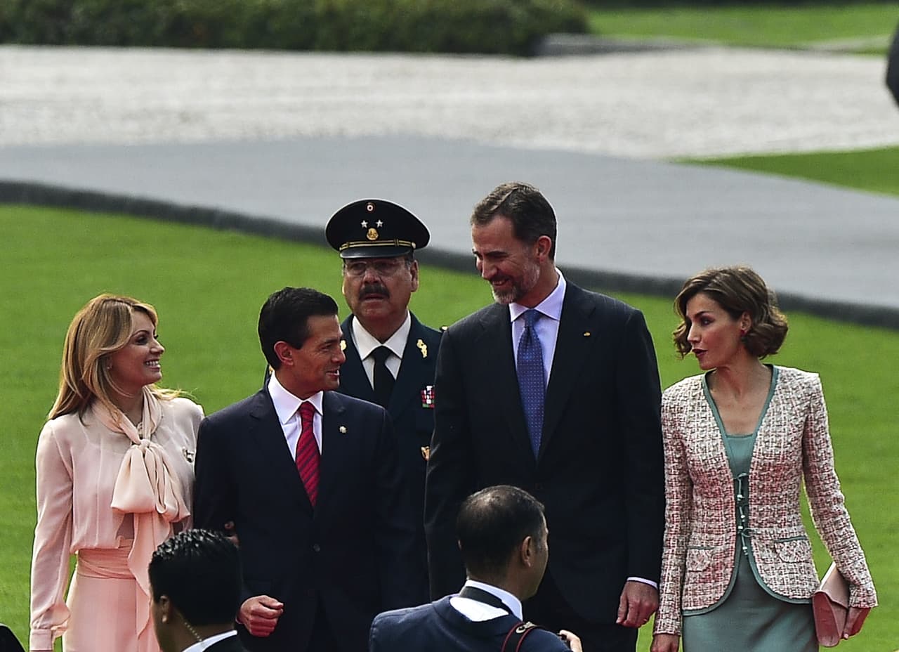 La primera dama de México, Angélica Rivera se decidió vestir con un atuendo del diseñador mexicano Alejandro Colín.