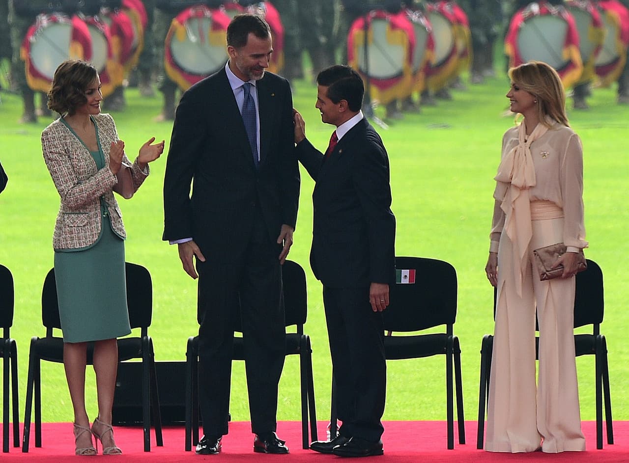 Por su parte, Angélica Rivera opto una melena suelta con ligeros toques de ondulación en las puntas.