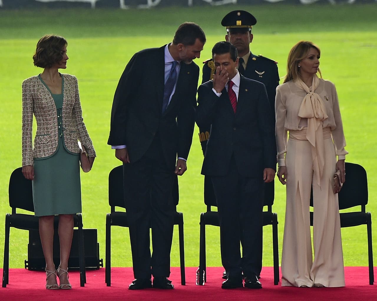 En cuestión de peinado, ambas fueron discretas, la reina llevo ondas en su cabello, haciendo que su corte ´bob´ se enfatizara.