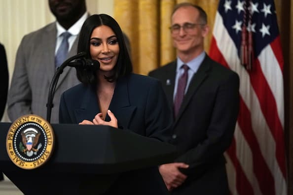 Este jueves 13 de junio de 2019, Kim pronunció un discurso frente al presidente, del que dieron cuenta medios como 
<a href="https://www.dailymail.co.uk/news/article-7139115/Kim-Kardashian-White-House-talk-criminal-justice.html" target="_blank">Daily Mail </a>y 
<a href="https://people.com/politics/trump-kim-kardashian-will-be-one-of-most-successful-lawyers/" target="_blank">People</a>, en donde reiteró la necesidad de iniciar una reforma en el sistema de justicia penal estadounidense.