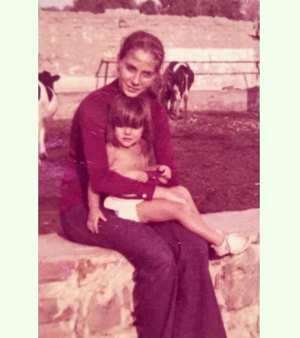 Tony Starr es una modelo estadounidense que creció en Brooklyn, Nueva York, y "tuvo una vida difícil, no viene de dinero, ni de posibilidades", según relató Issabela Camil en entrevista con Mara Patricia Castañeda en noviembre de 2019. Estuvo casada con el famoso empresario mexicano Armando Sotres Castañeda y juntos procrearon a Kali y Erika Ellice Sotres Starr, conocida como Issabela Camil.