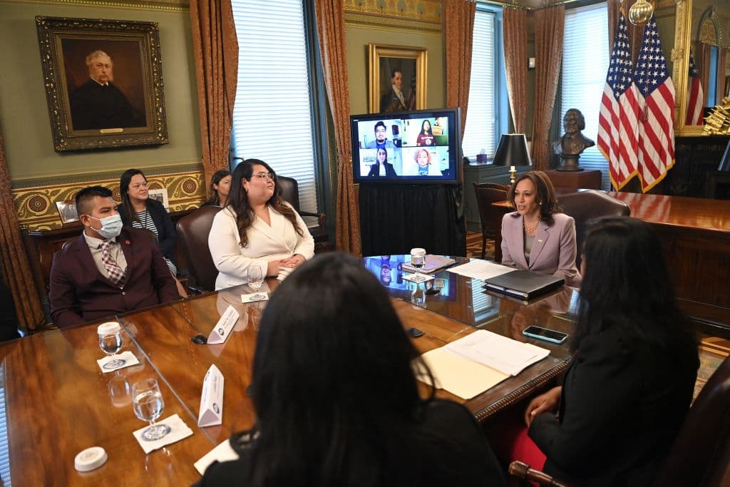 <b>"No nos rendiremos",</b> dijo la vicepresidenta Kamala Harris a los dreamers al insistir en que el Congreso debe "finalmente crear un camino a la ciudadanía" para ellos. Aseguró que la noche del miércoles había conversado con el senador demócrata Dick Durbin, quien a mediados de junio aseguró que solo faltaban cinco votos para dar luz verde a un proyecto de ley que permitirá la ciudadanía a los dreamers y beneficiarios del TPS.