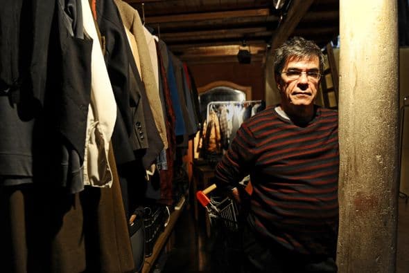 "A no ser por razones biológicas, como subirse a los techos, hay que hacer de todo. Llegamos dos horas antes de cada función y tenemos que armar todo. Es como una especie de entrada en calor para la obra", añadió Bartis, una de las figuras del teatro 'under' de Buenos Aires.