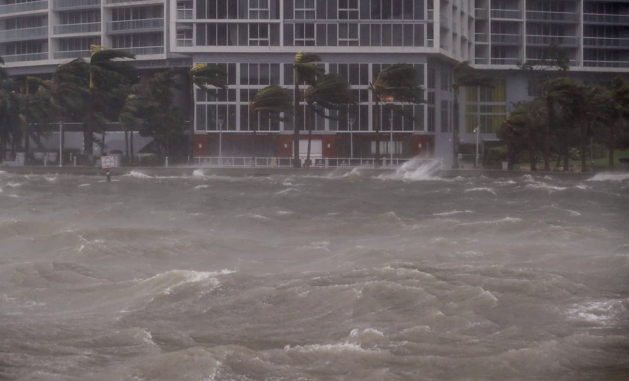 Las aguas turbulentas del río Miami en su desembocadura de la Bahía de Biscayne. 
<b>"Los ventanales vibran mucho y se siente cómo el edificio oscila por el viento"</b>, describió el periodista de Univision Noticias Ronny Rojas desde su apartamento ubicado en el piso 20 de una edificación en Brickell.