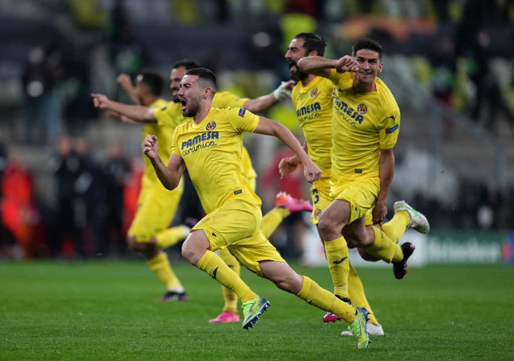 Tras empatar en tiempo regular y no definir en tiempo extra, el Villarreal es campeón de la UEFA Europa League. Tras un dramático tiro de penales, el portero David de Gea falló el gol por parte de los ‘Red Devils’ y la escuadra española levanta la copa.