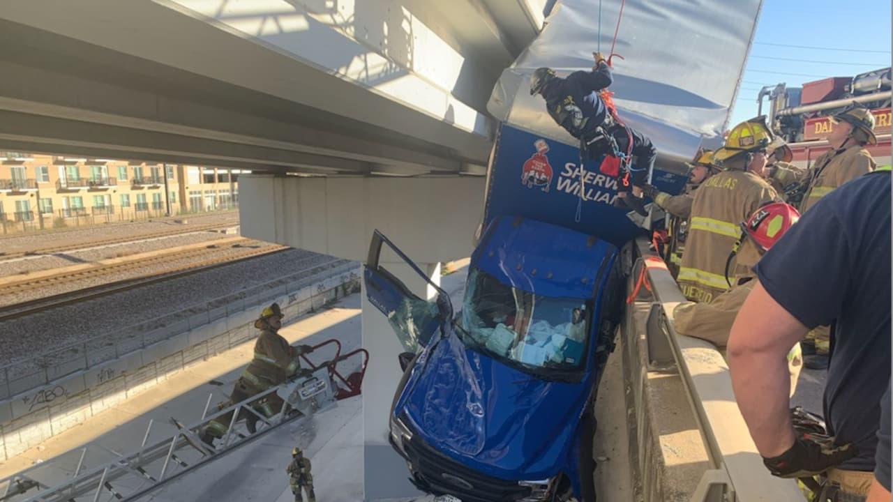 Con ayuda de una escalera de rescate,
<b>un bombero logró bajar hasta el camión que colgaba entre ambos puentes </b>y rescatar sano y salvo al conductor.