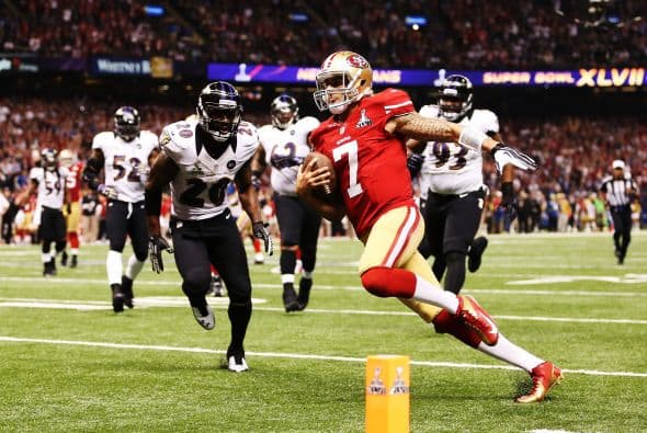 La gran fiesta deportiva del año en Estados Unidos, el Super Bowl de la Liga Nacional de Fútbol Americano (NFL), en su cuadragésima séptima edición, ya forma parte de la historia con los Ravens de Baltimore como nuevos campeones al vencer por 34-31 a los 49ers de San Francisco. Los pronósticos se cumplieron, los Ravens llegaron al Mercedes-Benz Super Dome de Nueva Orleans con el mejor mariscal de campo del momento, Joe Flacco, y la mejor defensa de la NFL, ambos factores se hicieron presentes en los momentos decisivos que hicieron posible el triunfo y el conseguir el segundo trofeo Vince Lombardi en la historia de la franquicia de Baltimore. Flacco, de 28 años, fue el líder perfecto en la primera parte al conseguir tres pases de anotación, que lo dejaron como el sexto mariscal que lo consigue en la historia del Super Bowl y una ventaja parcial de 21-6 al descanso que sería decisiva. El safety Ed Reed, nativo de New Orleans, empataría la mejor marca de la fase final de la NFL con nueve robos aéreos, mientras que Kaepernick quedaría con la mancha de la interceptación que sufrió. Antes que se diese el ya histórico apagón, el primero en un Super Bowl, el receptor abierto Jacoby Jones también quiso entrar en los libros de las marcas al conseguir nada más comenzar el tercer periodo al regresar 108 yardas de "touchdown" una devolución de balón, la mejor de todos los tiempos. Kaepernick y los 49ers vivieron los momentos estelares del partido al conseguir 23 puntos en menos de 13 minutos, 17 fueron consecutivos. Lewis, no brilló como en el primer Super Bowl del 2001 cuando ganó el premio de Jugador Más Valioso (MVP), que esta vez le fue con todos los honores a Flacco, al completar 22 de 33 pases para 287 yardas, sin interceptaciones, pero hizo seis derribos y cuatro fueron "placajes" solitarios. Suficientes para que los Ravens lograsen el segundo trofeo Vince Lombardi en su historia y Lewis pudiese cerrar con broche de oro su legado de 17 temporadas brillantes dentro de la competición de la NFL. Mientras que la revelación de la temporada Kaepernick confirmó que es un mariscal muy especial, lleno de energía, que corre como nadie, que tiene un dinamismo único, pero que todavía no pudo emular a los legendarios Montana y Young, que lo precedieron al frente de los 49ers en los cinco Super Bowls que disputaron y que consiguieron ganar. Los jugadores de los 49er, encabezados por el corredor Frank Gore insistieron que su equipo fue mejor como conjunto que los Ravens se aprovecharon de acciones aisladas. Pero el marcador final estableció que los ganadores fueron los Ravens, por eso dos hermanos, John y Jim Harbaugh, los primeros en la historia de la NFL que dirigieron a los equipos que disputaron un título de Super Bowl, al concluir el partido fueron al encuentro y se dieron un gran abrazo.