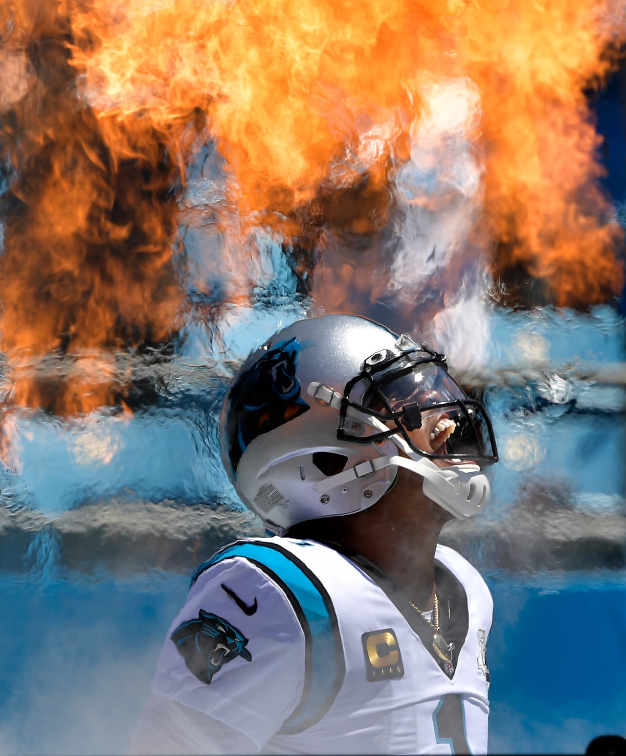 Cam Newton #1 mariscal de campo de Carolina Panthers tuvo un ingreso espectacular al terreno de juego.