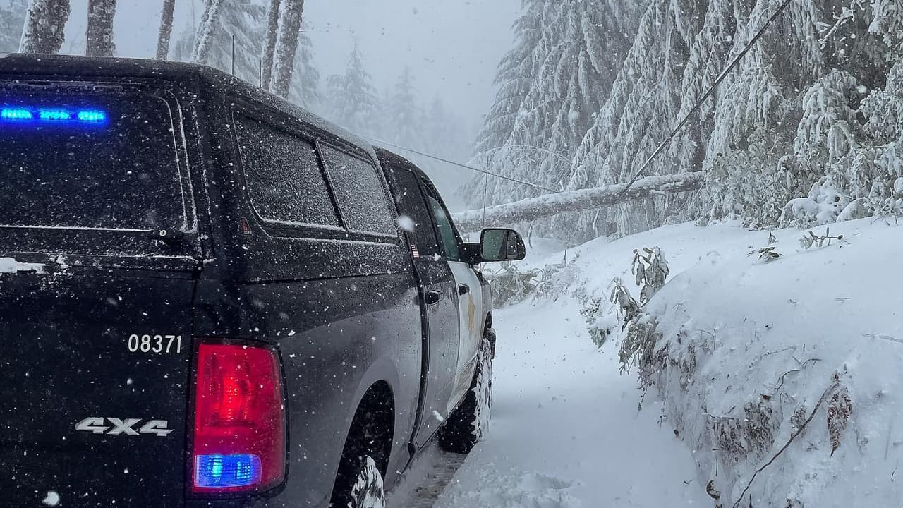 El trabajo de los equipos de Caltrans y agencias locales continuó por un tercer día, removiendo árboles, postes de luz y las granddes acumulaciones de nieve.