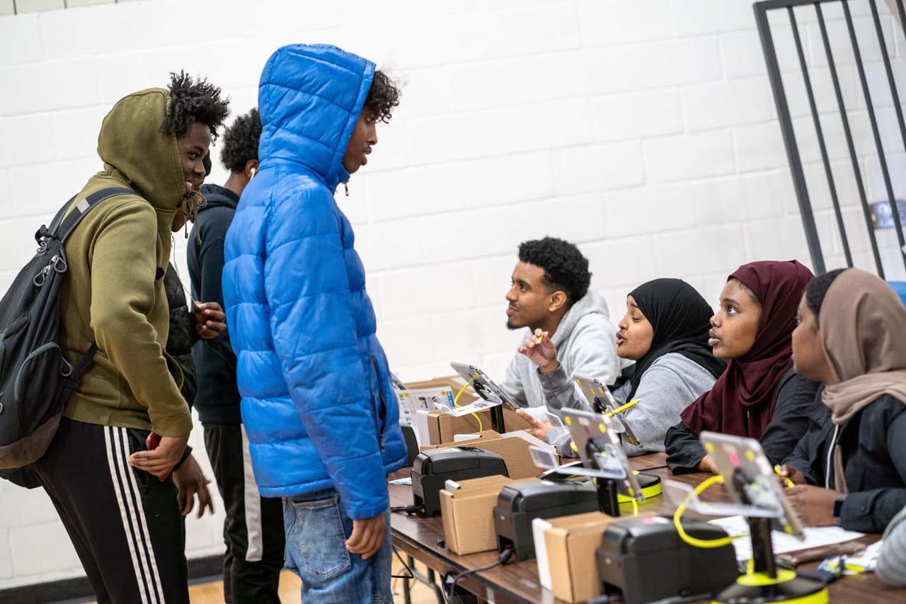 Los millennials lucen más motivados que en 2016 para votar y la mayoría contra Trump: encuesta