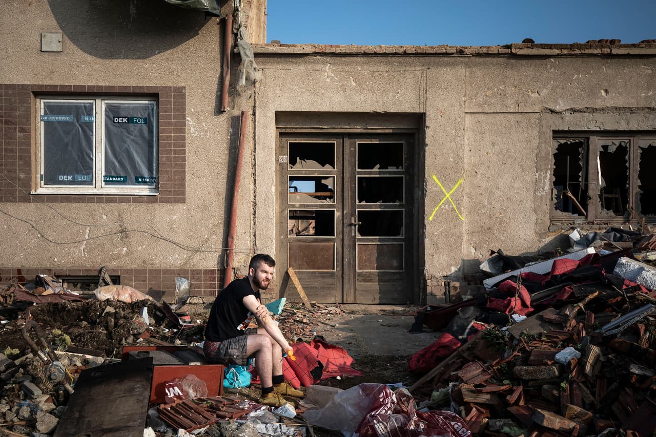 <b>Un inusual tornado destruye varios pueblos en la República Checa</b>
<br>
<br>Un hombre frente a lo que quedó de su casa, el 26 de junio en Luzice, República Checa.
<br>
<br>Un tornado masivo arrasó la región de Moravia del Sur, dejando cientos de heridos y destruyendo varias comunidades de la zona.
