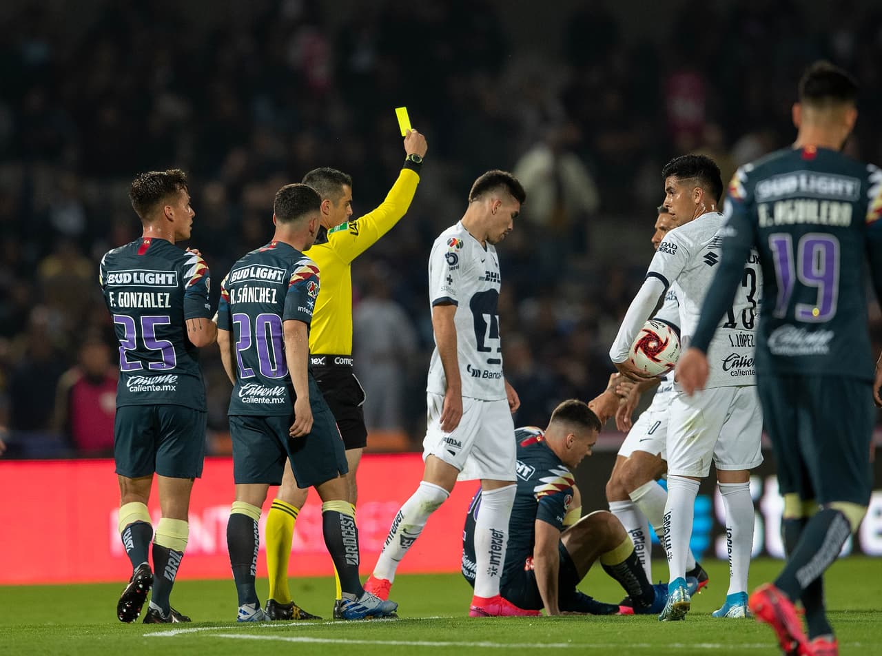 Tras una fuerte entrada sobre Richard Sánchez, Alejandro mayorga ve la tercer tarjeta del partido.