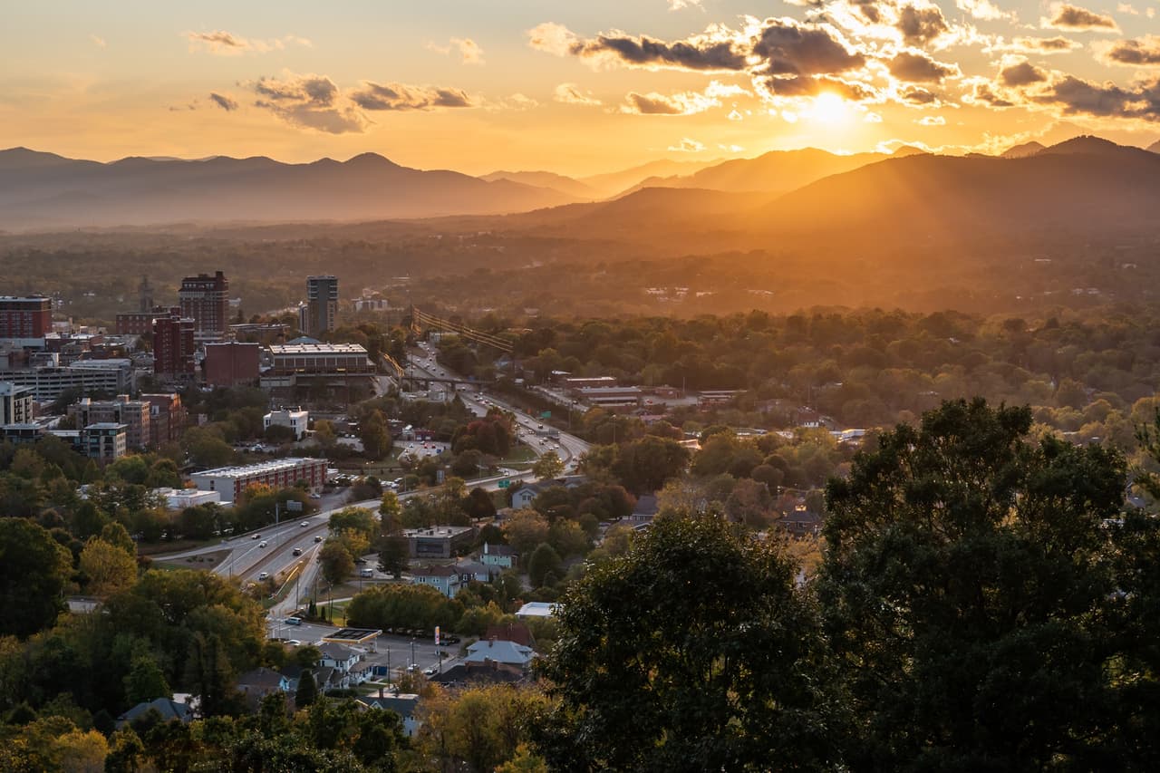 <b>ASHEVILLE</b>: Ubicada en las montañas Blue Ridge, esta meca de los restaurantes, las cervezas artesanales y las compras recompensa a los visitantes con su personalidad y celebridades: músicos callejeros tocando guitarras, un malabarista lanzando pelotas de tenis y artistas que exhiben cerámica, joyas, yoga orgánico, indumentaria en ferias callejeras y más. En el centro abundan las tiendas independientes, restaurantes, bares y locales de música.