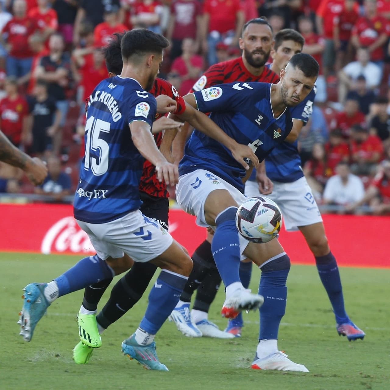 Betis venció 1-2 al Mallorca de Javier Aguirre con un doblete de Boja Iglesias en la Jornada 2 de LaLiga; Andrés Guardado no jugó porque sigue sin ser inscrito.