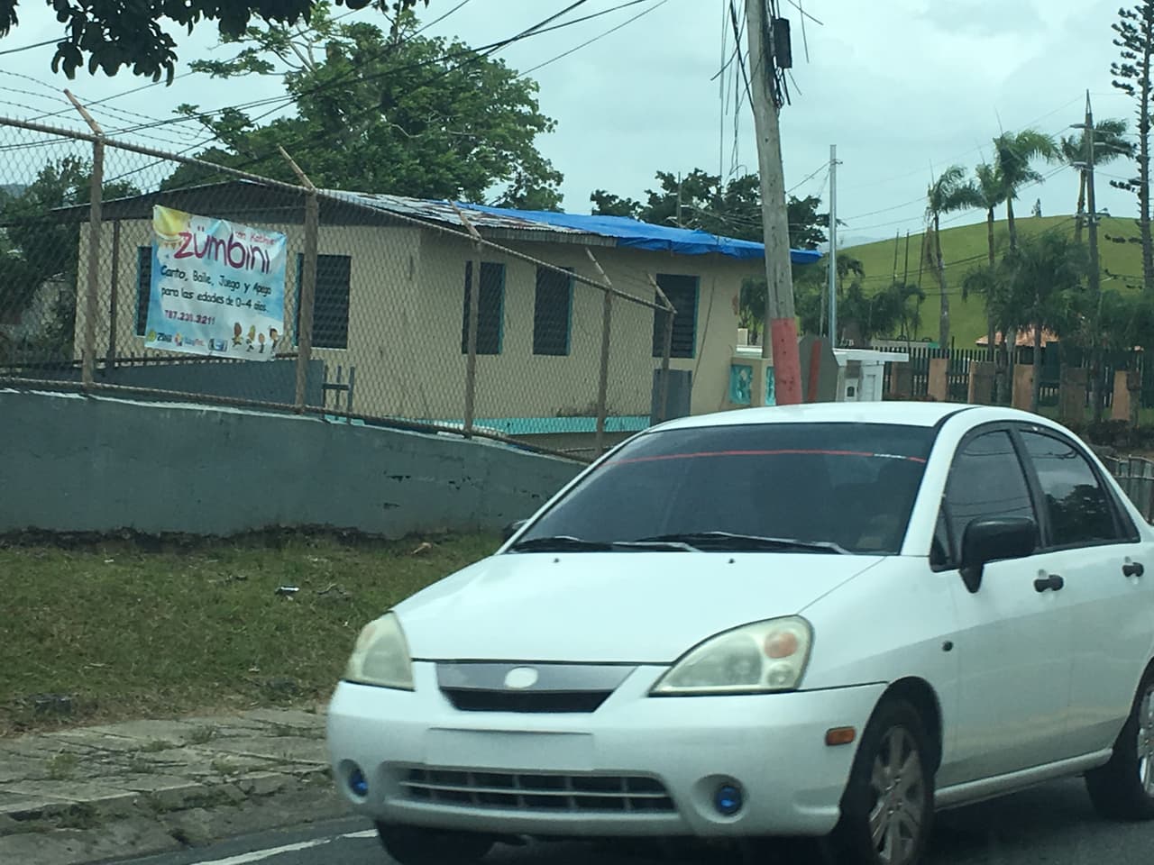 También pueden observarse cables de distintos servicios tirados en el suelo.