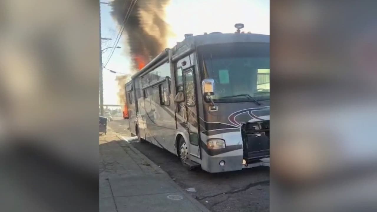 Compró una casa rodante en subasta y se le incendió minutos después: la empresa se niega a responder