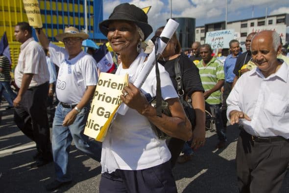 Cientos de personas manifestaron este martes ante el Congreso dominicano contra un proyecto de reforma tributaria, denunciando las "excesivas" cargas que establece el plan, presentado por el presidente Danilo Medina y que los diputados ya aprobaron en primera lectura.