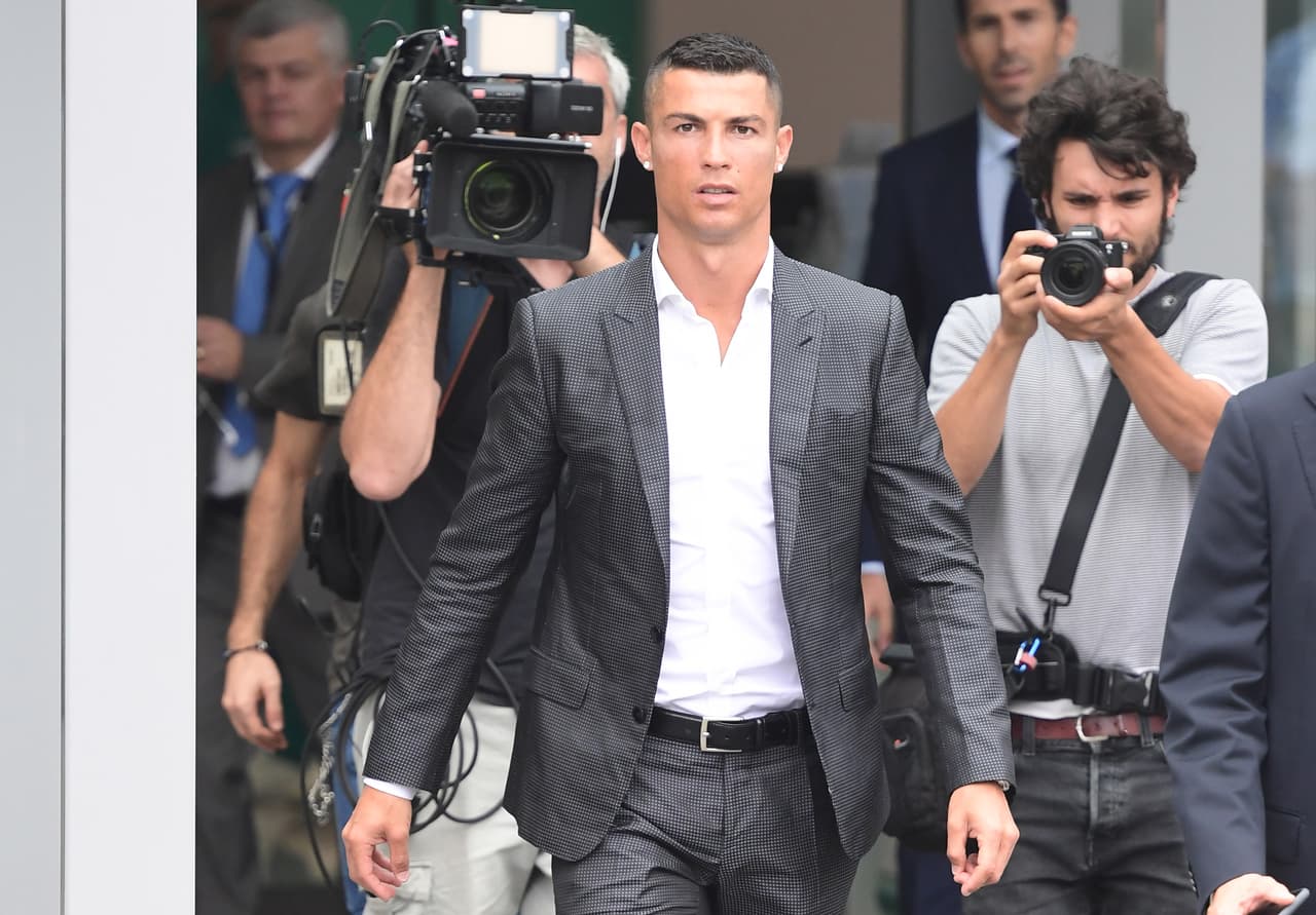 TOPSHOT - Portuguese footballer Cristiano Ronaldo (C) arrives on July 16, 2018 at the Juventus medical centre at the Alliance stadium in Turin. - A Turin hit by Cristiano Ronaldo fever awaits the striker as Juventus prepare to unveil the surprise signing, that after the end of the World Cup, puts all eyes on the Italian champions and Serie A. (Photo by Miguel MEDINA / AFP) (Photo credit should read MIGUEL MEDINA/AFP/Getty Images)