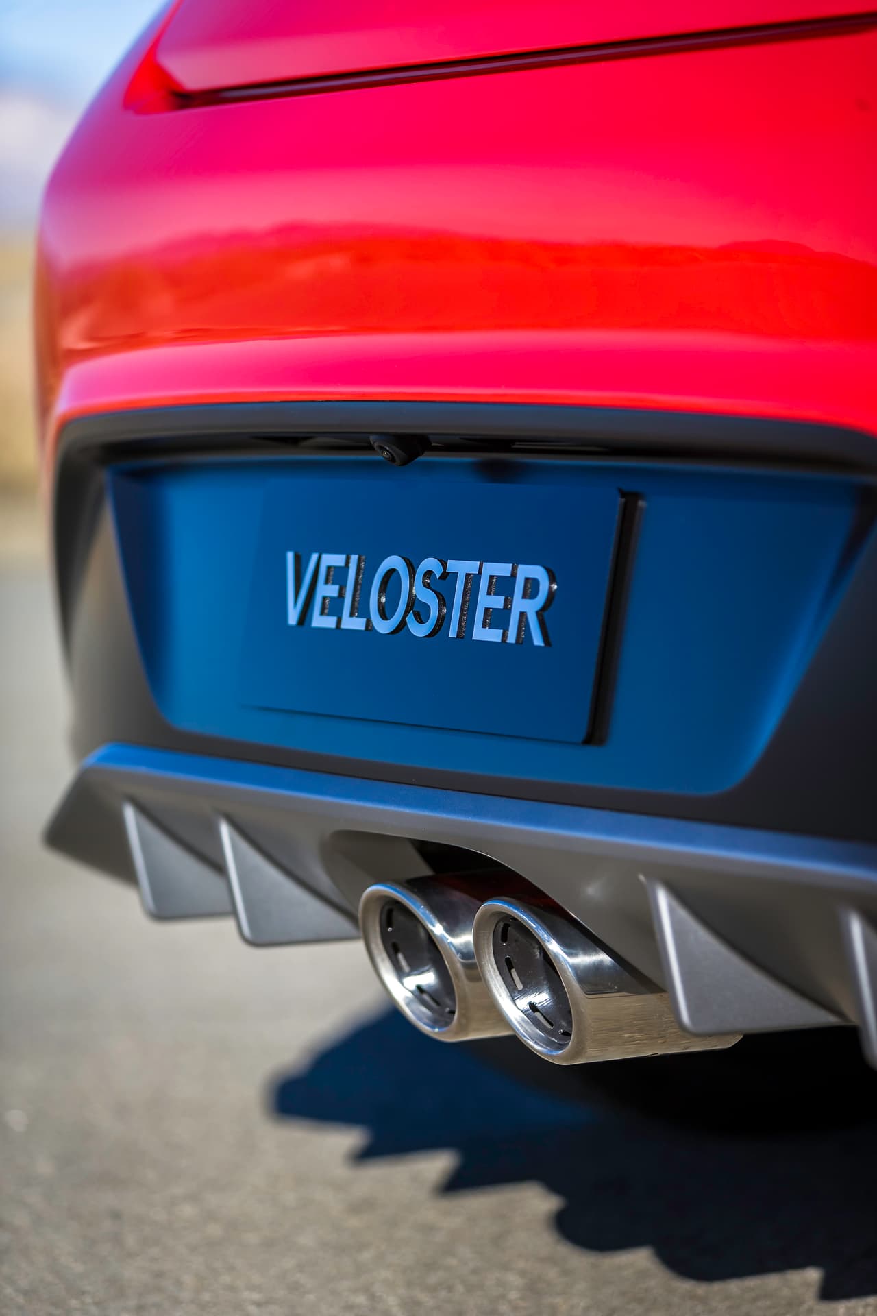 El Hyundai Veloster turbo cuenta con doble salida de escape para distinguirse de la versión de entrada.