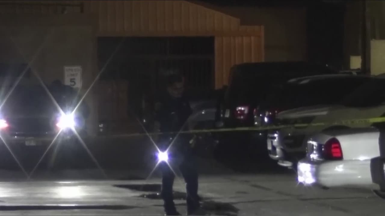 Buscan a sospechoso de balear a una mujer desde un automóvil en movimiento al suroeste de la ciudad de Houston.