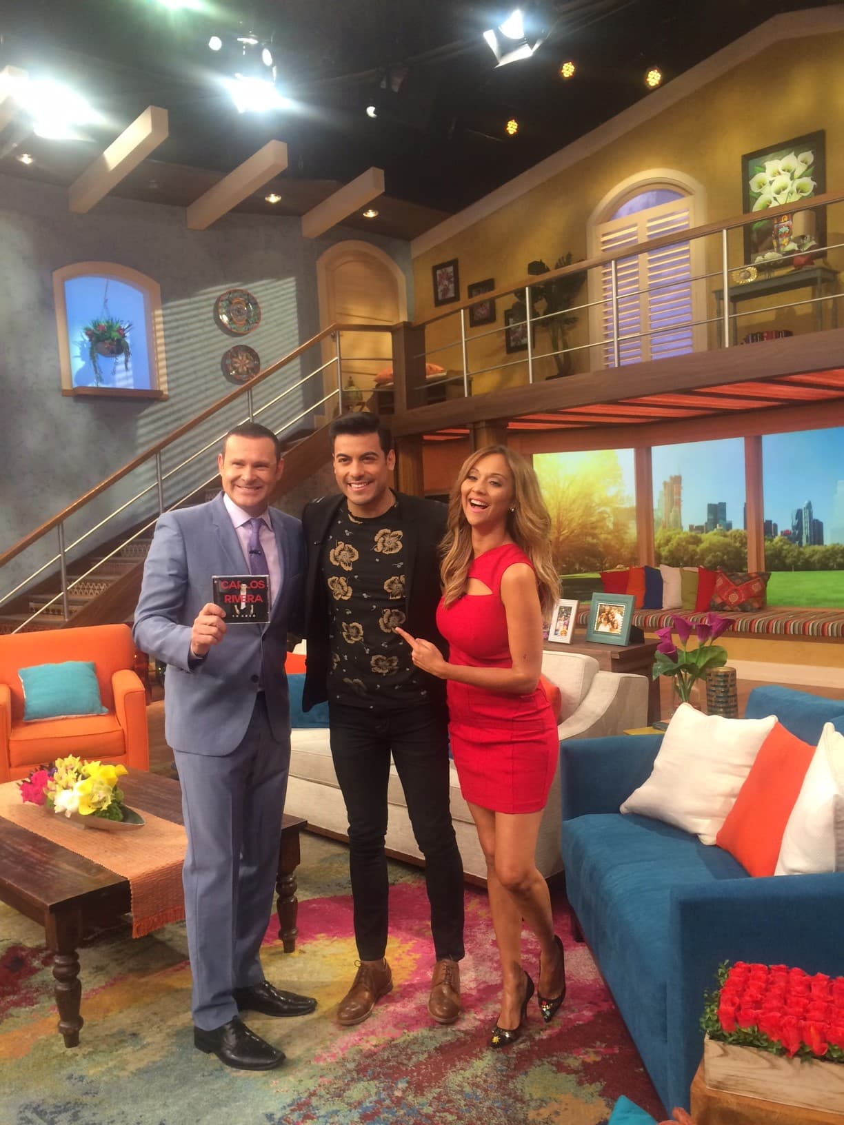 ¡Súper orgulloso!. Alan le dio la patadita de la suerte cuando fue el presentador del reality con el que Carlos comenzó su carrera.