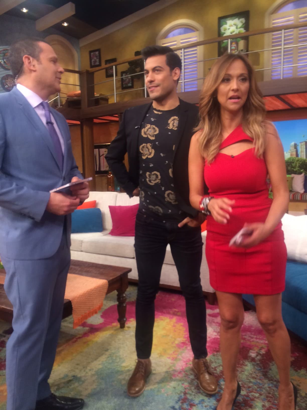 Minutos antes de entrar al aire, un tanto nervioso pero en amena charla con Alan Tacher.