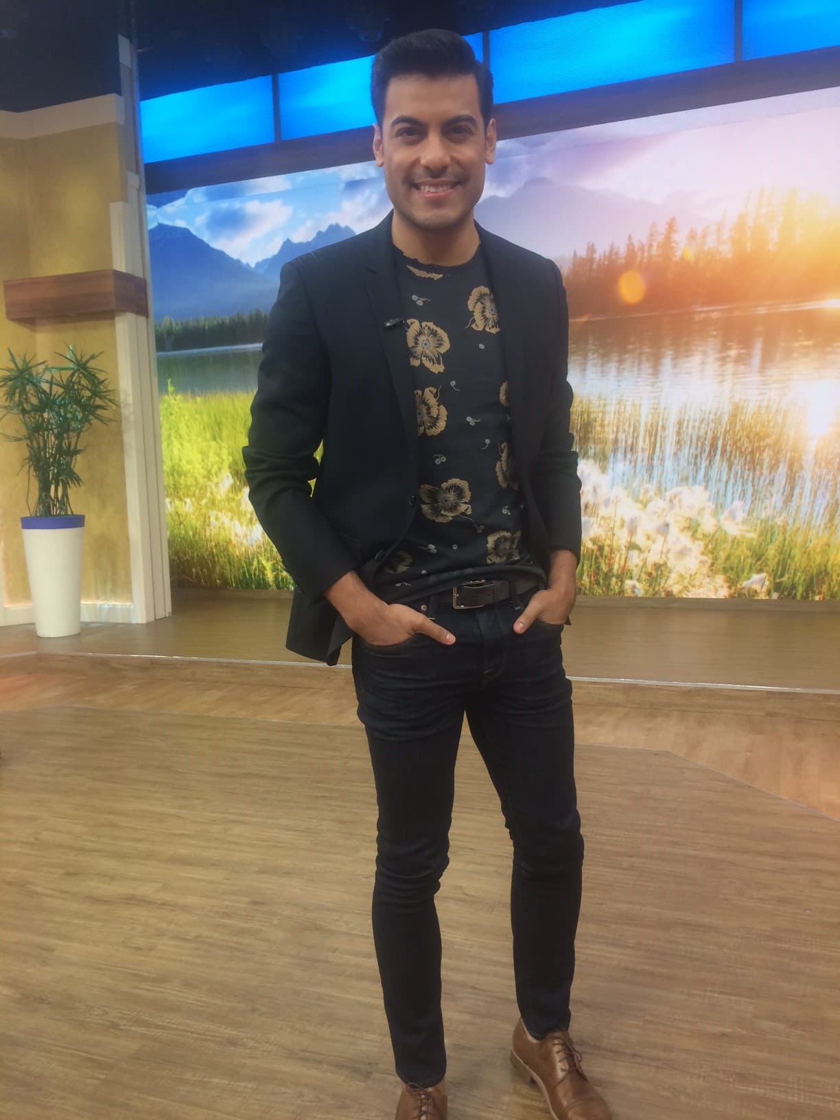 Carismático, bien parecido y con una sonrisa que enamora, así es Carlos Rivera.