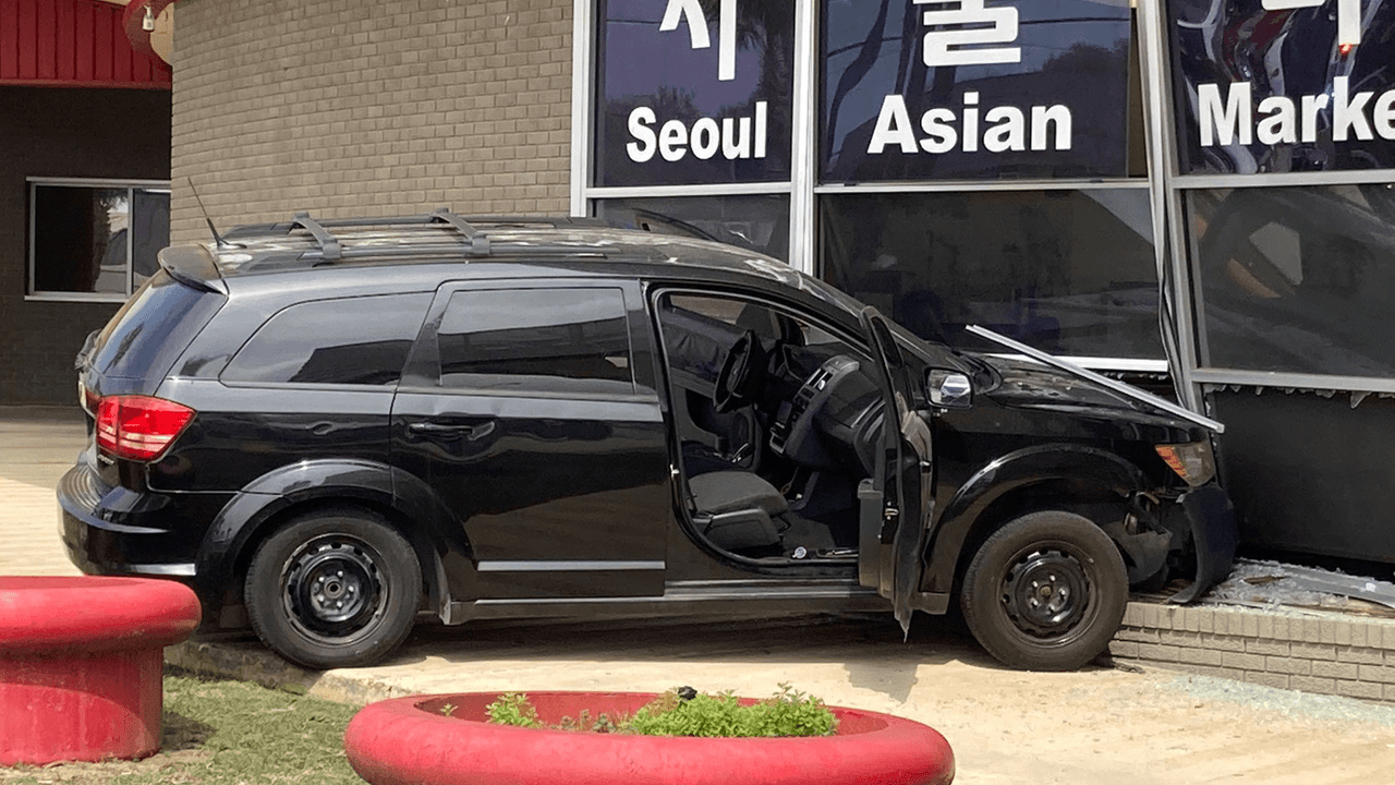 Una camioneta se incrusta contra un mercado coreano en San Antonio