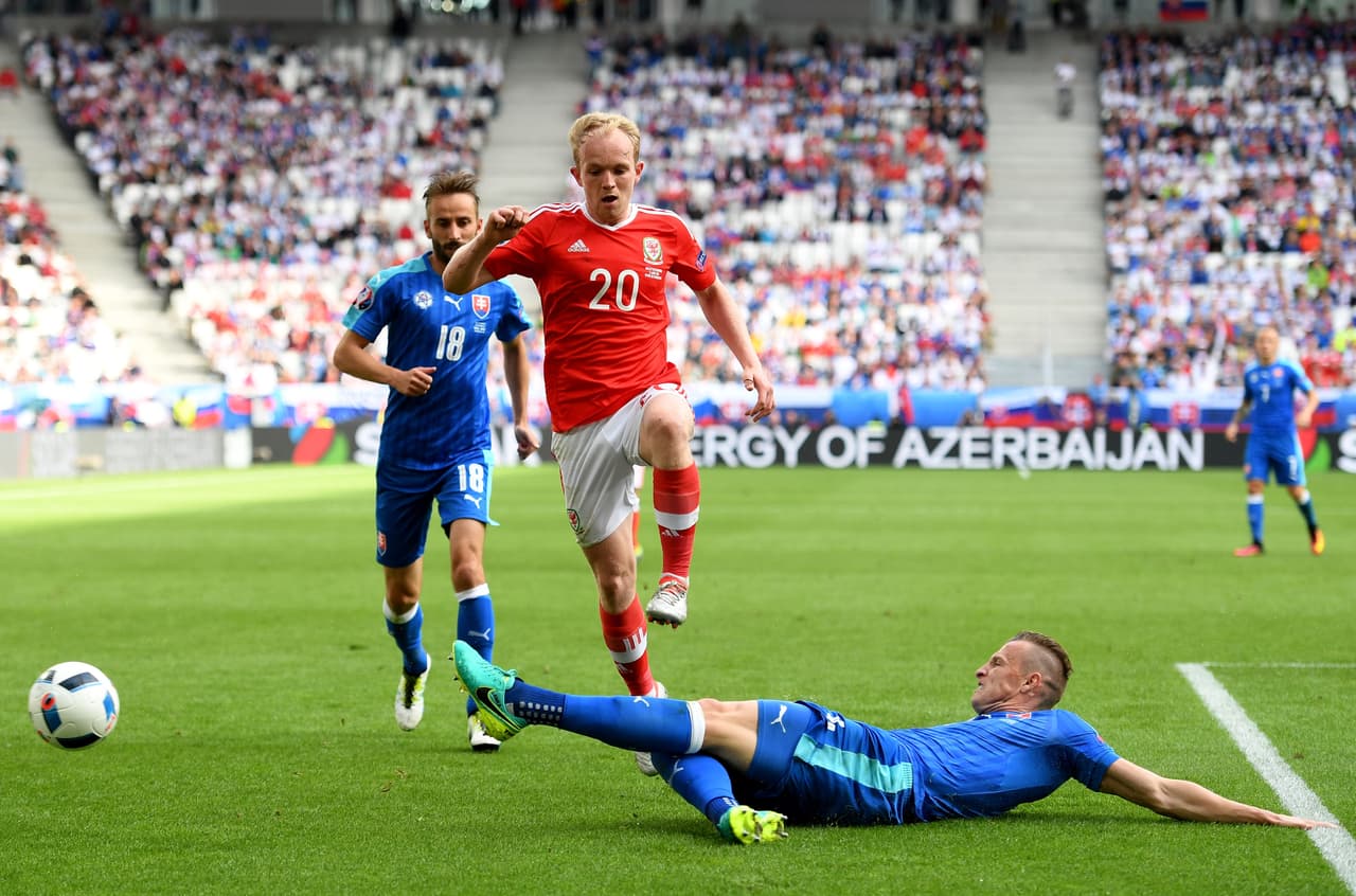 La primera es el debut de Gales en las Eurocopas, pues el conjunto del Reino Unido jamás había clasificado al torneo internacional.