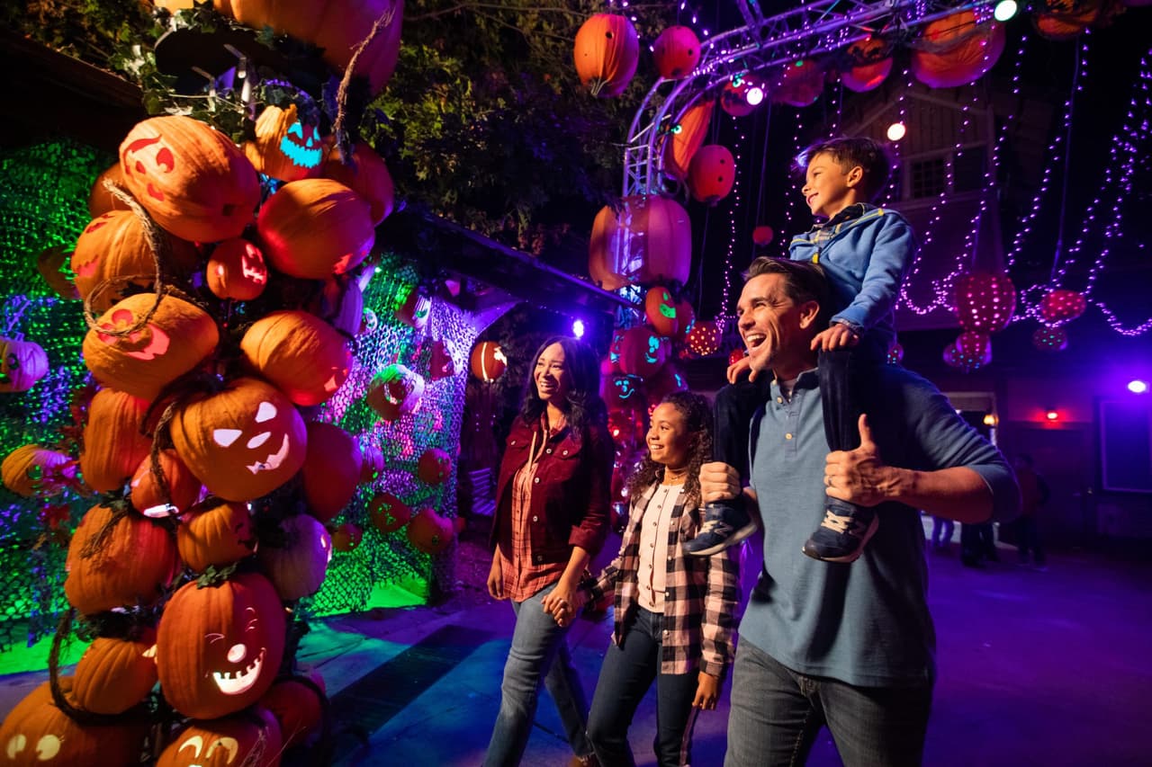 <b><a href="https://www.stonemountainpark.com/activities/events/pumpkin-festival/?discoveratlanta">Pumpkin Festival at Stone Mountain Park (Hasta el 30 de octubre)</a></b>. Cada fin de semana de octubre, el Festival de la Calabaza en Stone Mountain Park ofrece diversión y entretenimiento para toda la familia. Concursos de disfraces, desfiles de títeres y una búsqueda del tesoro de truco o trato son solo algunos de los puntos destacados. Disfruta de narraciones, concursos de comer pasteles y más.