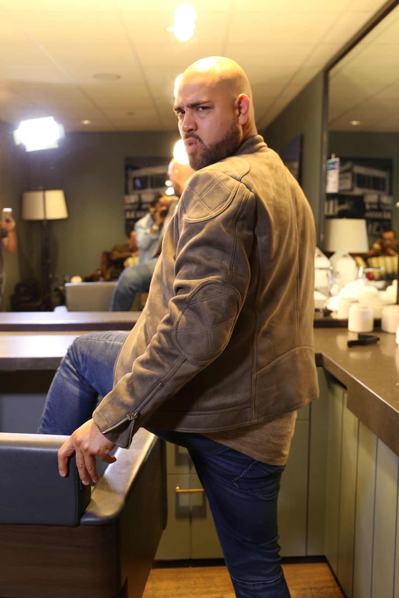 <b>El Pelón</b> 'is bringing sexy back' y así posó para las cámaras en el 'backstage' del BMF Fest.